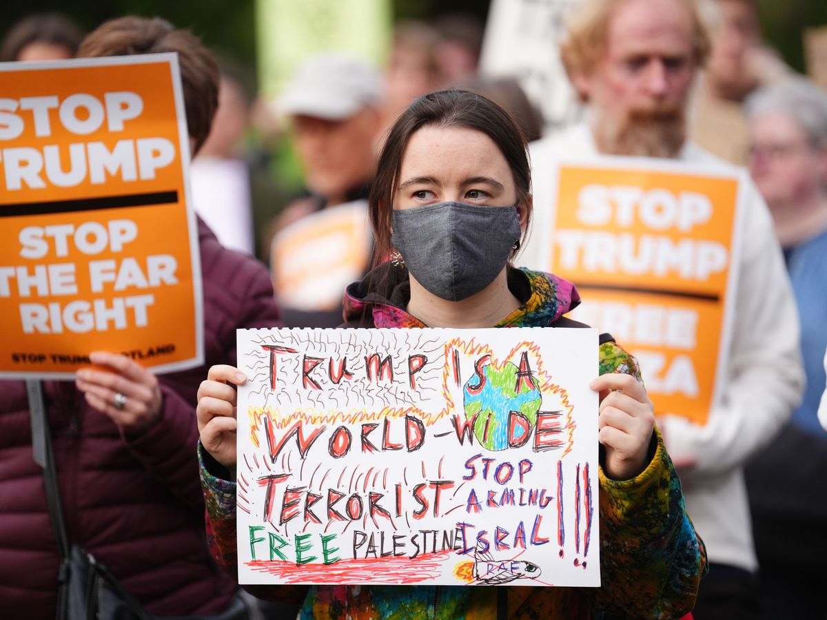 Supporting image for story: Anti-Trump protesters hold rally in Edinburgh on final day of state visit
