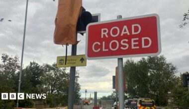 A road closed sign in Stanhope Road, Swanscombe, with a covered up and disused set of traffic lights behind it.