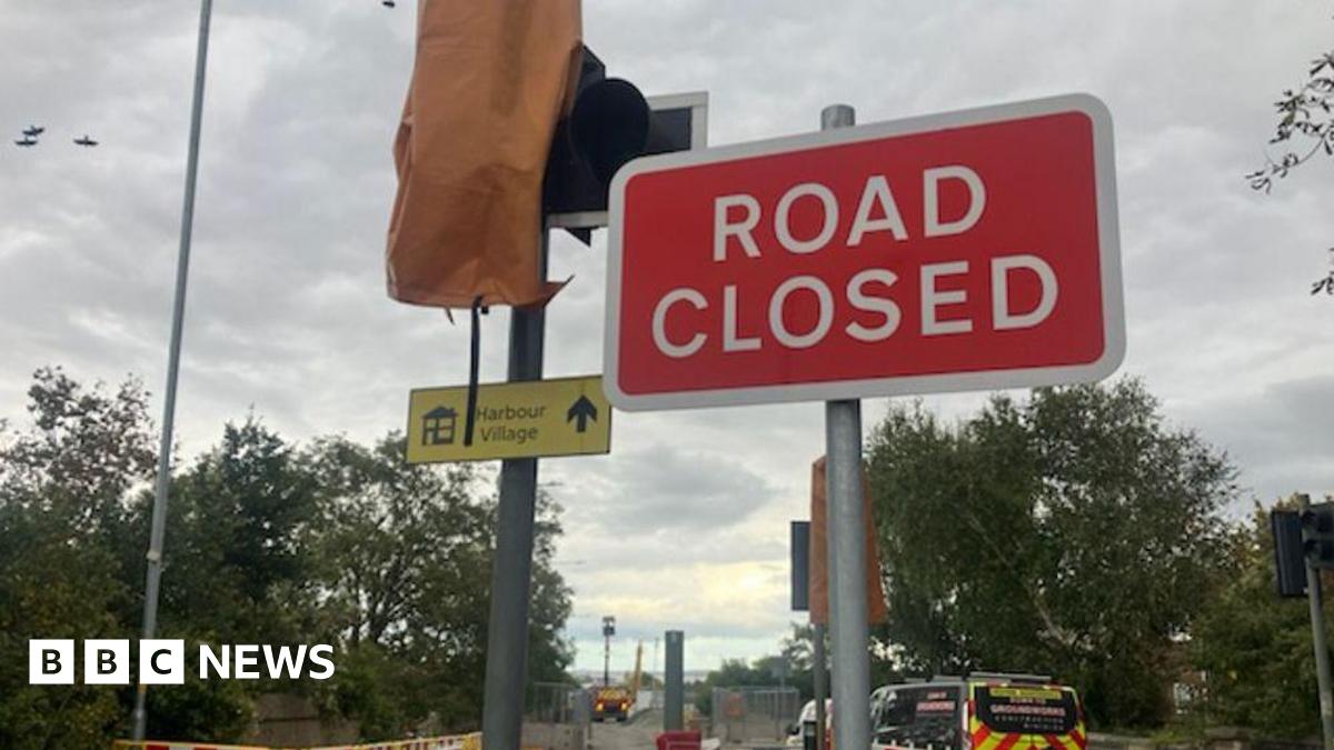 A road closed sign in Stanhope Road, Swanscombe, with a covered up and disused set of traffic lights behind it.