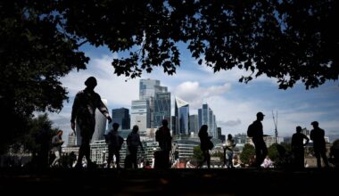 Britain’s growth stagnates to add to government headaches