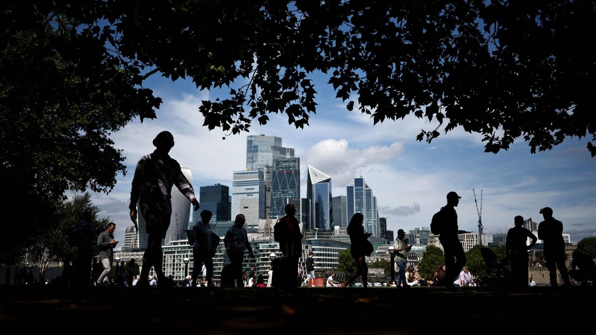 Britain’s growth stagnates to add to government headaches