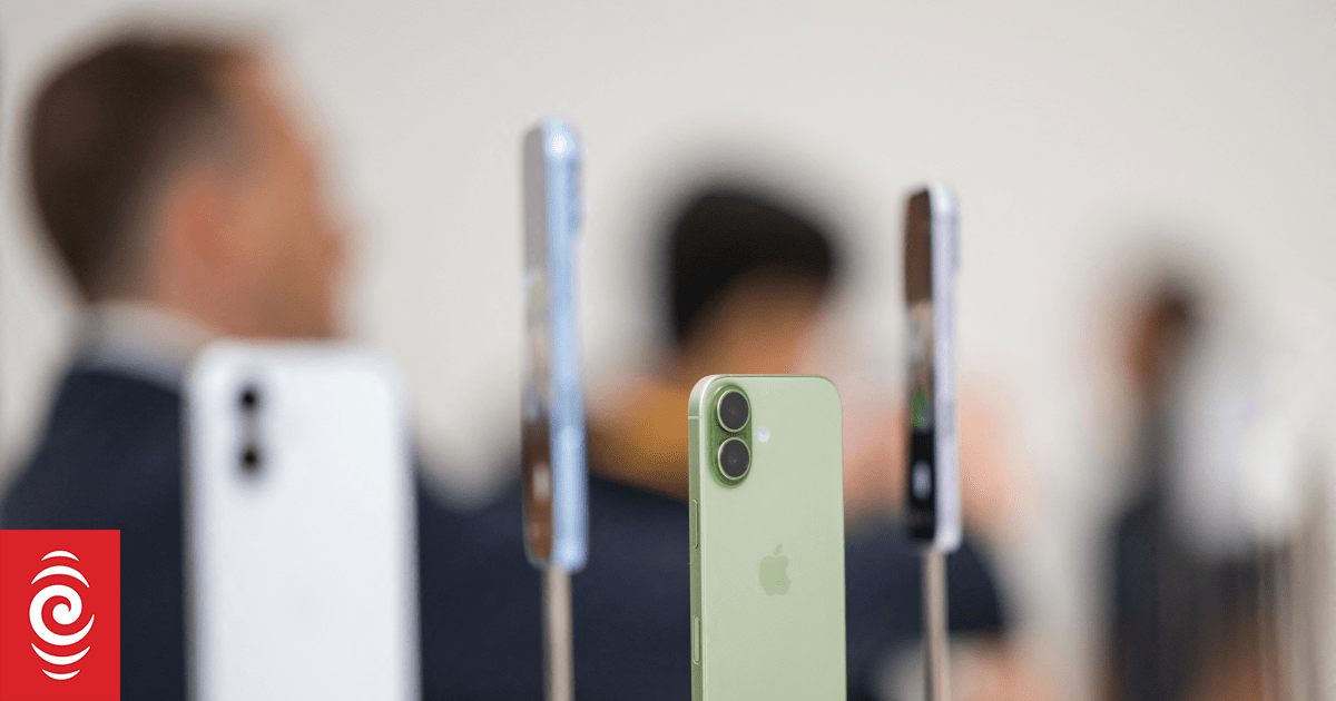 Warning on agreeing to expensive pricing plans when purchasing iPhone 17