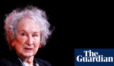 Margaret Atwood releases satirical short story critiquing book bans in Canada | Canada