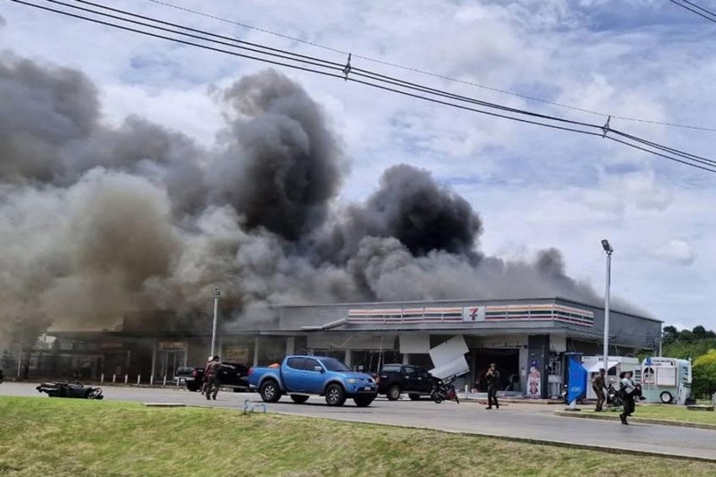 A BM21 rocket fired from Cambodia struck a convenience store at a PTT petrol station in Ban Phue, Kantharalak district, in Si Sa Ket on July 24.