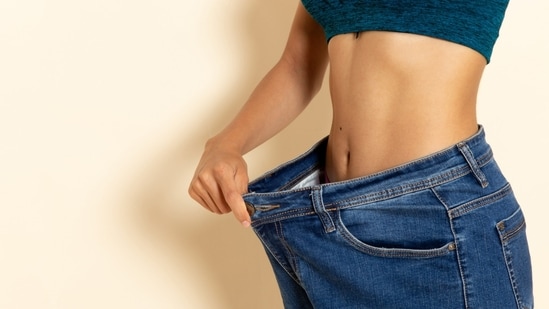 Check out 10 simple tips to reduce belly fat and improve health by year-end. (Freepik)