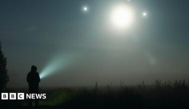 'It's coming right for us!': Witness tells Congress of UFO sighting - BBC