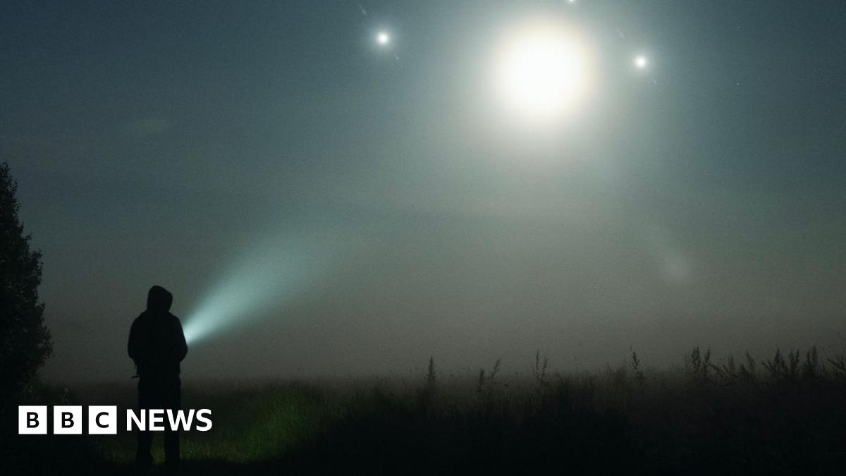 'It's coming right for us!': Witness tells Congress of UFO sighting - BBC