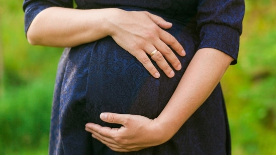 Older mothers are more likely to experience high blood pressure and preeclampsia, which can lead to complications for both the mother and the baby. (Freepik)