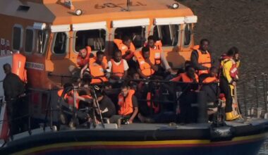 UK border force collect migrant boats from French waters | UK | News