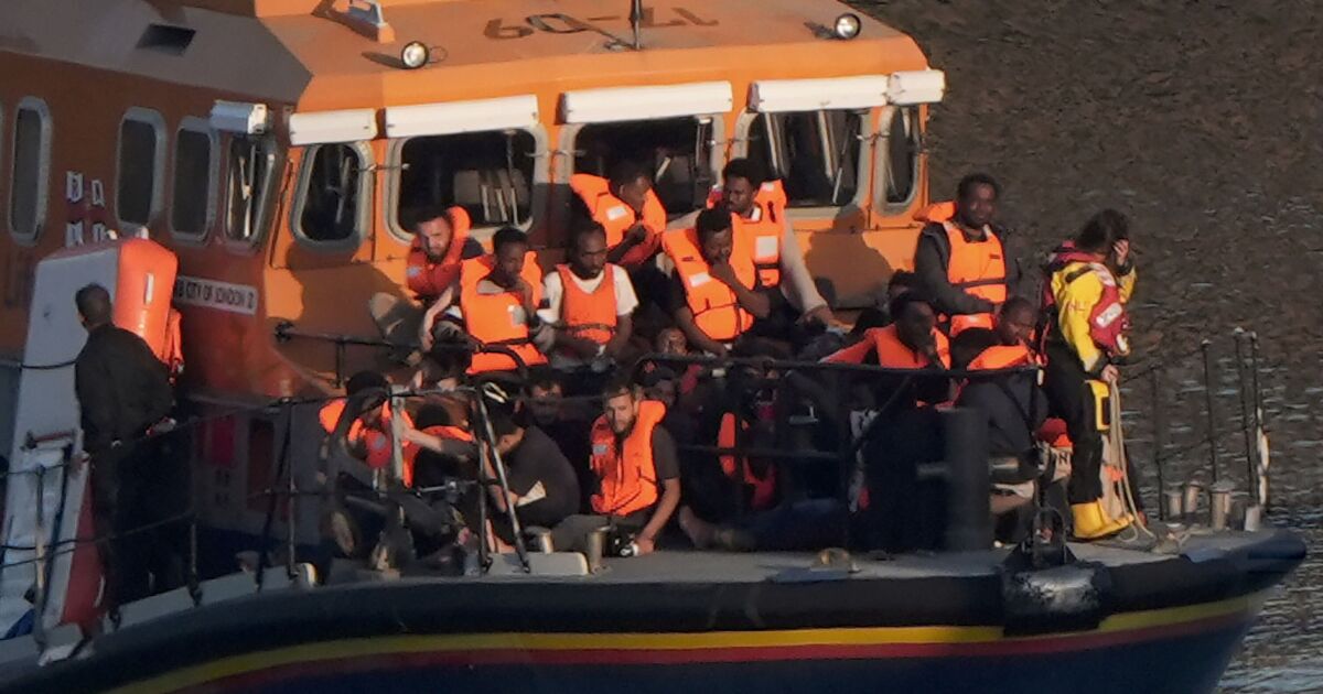 UK border force collect migrant boats from French waters | UK | News
