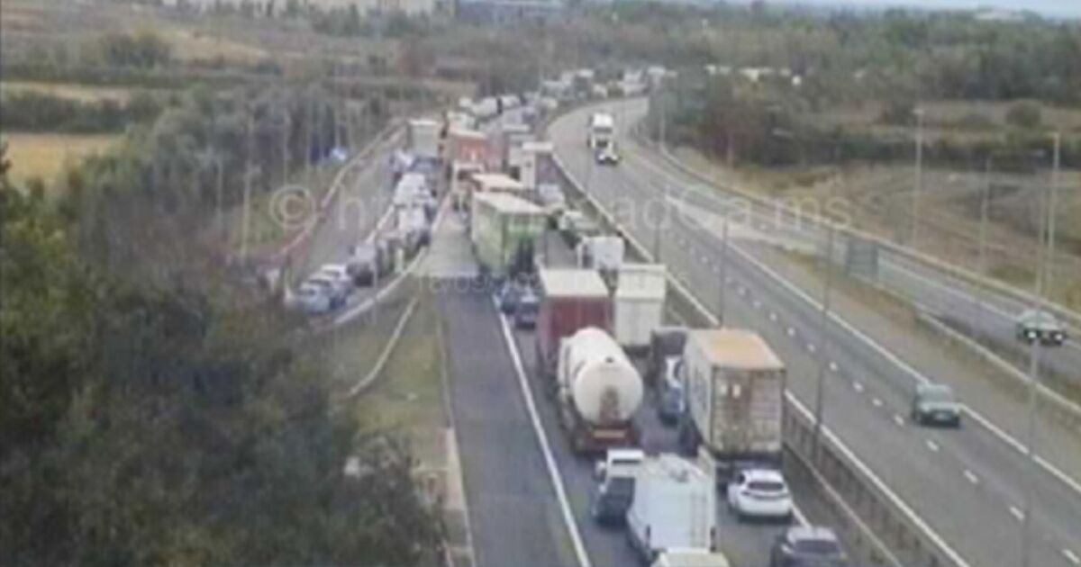 M11 traffic LIVE: Major motorway closed after 3 cars and van in crash | UK | News