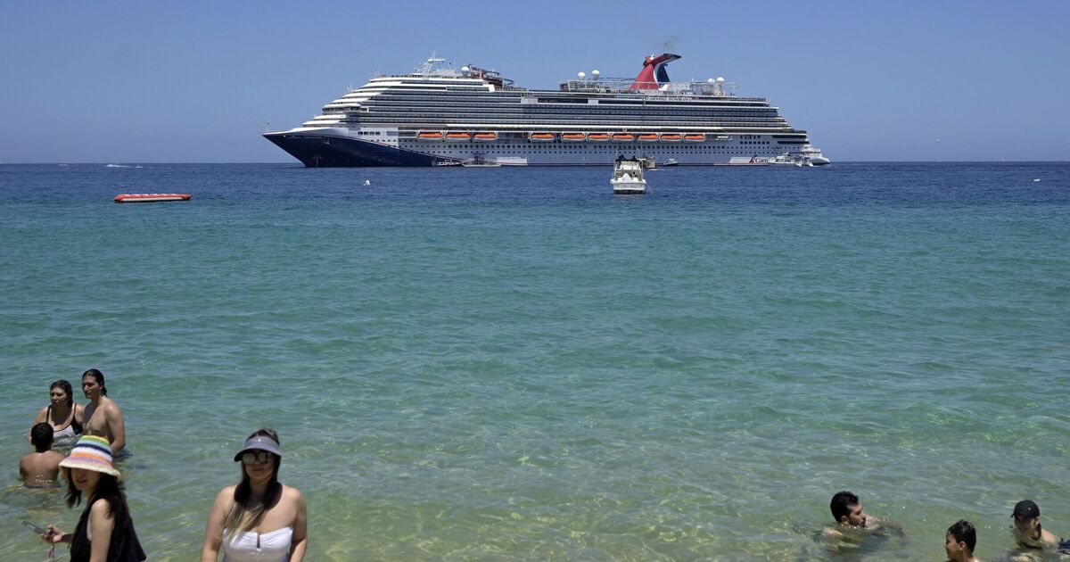 Cruise port at UK tourist hotspot blocked as protester demand 'return our beach' | World | News