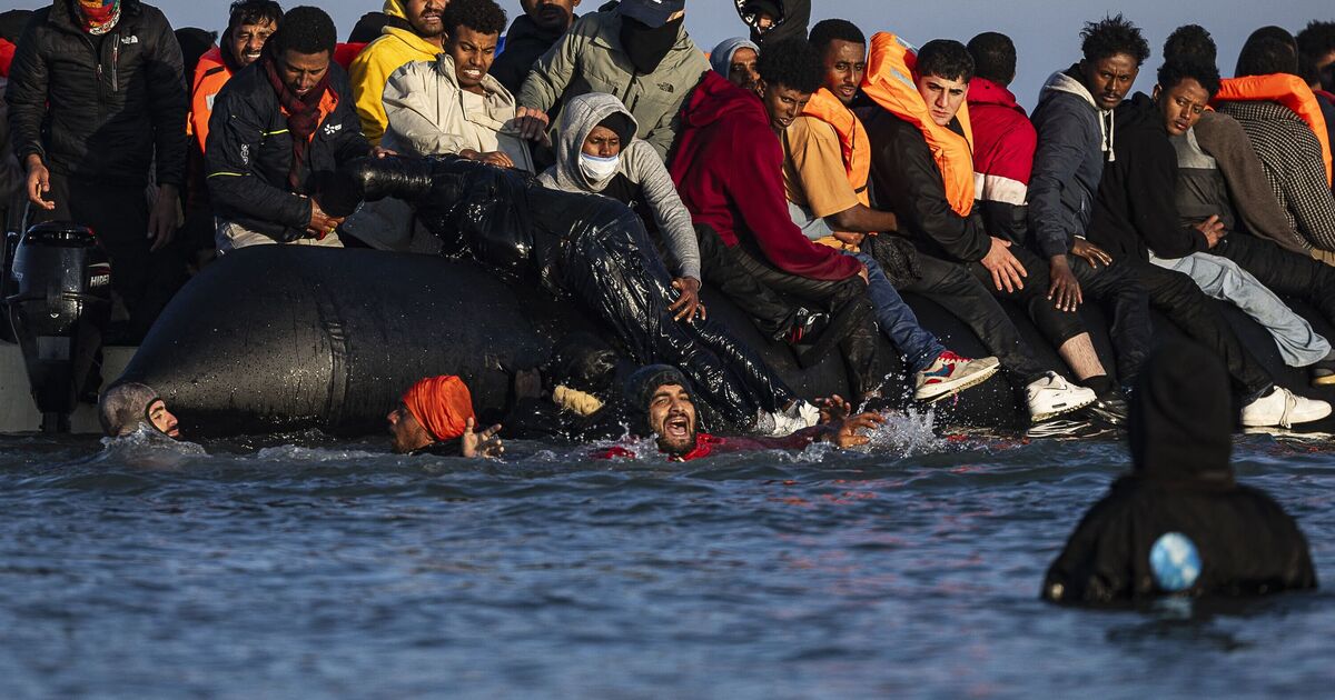 Record migrant boat detected in the Channel carrying 125 people | Politics | News