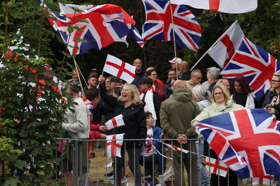 UK sees big protests over govt migrant hotel policy