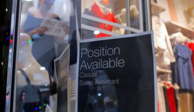 Australian job vacancies fall in August quarter, led by private sector