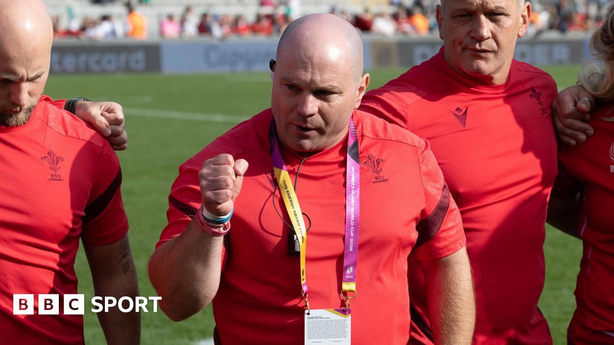 Wales head coach Sean Lynn addresses his players after the World Cup defeat to Fiji