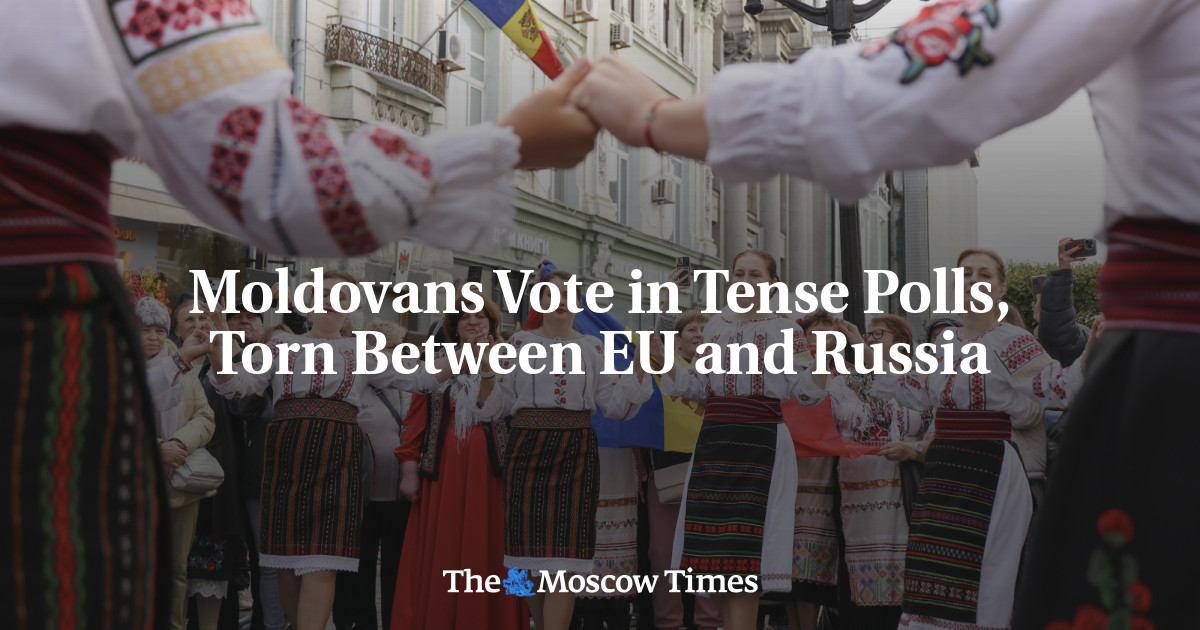 Moldovans Vote In Tense Polls, Torn Between EU And Russia