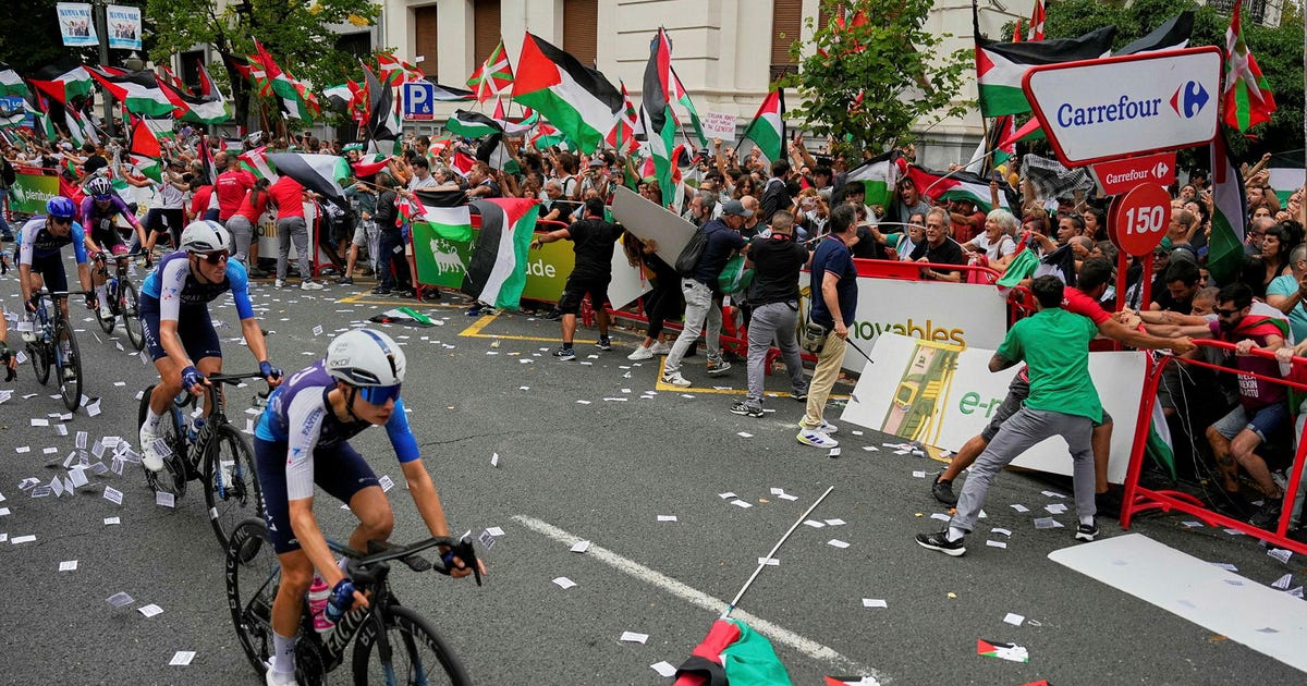 Spain's Vuelta Stage 11 Halted After pro-Palestinian Protesters Disrupt Finish Line, No Winner Declared - Haaretz