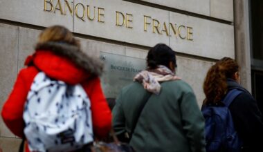 French central bank sees growth outlook clouded by politics