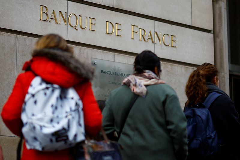 French central bank sees growth outlook clouded by politics