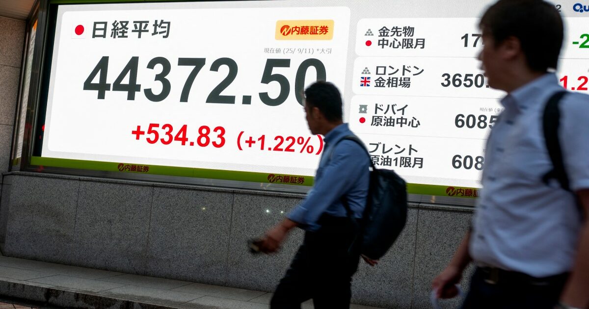 British Pound Drops as UK Economy Stalls
