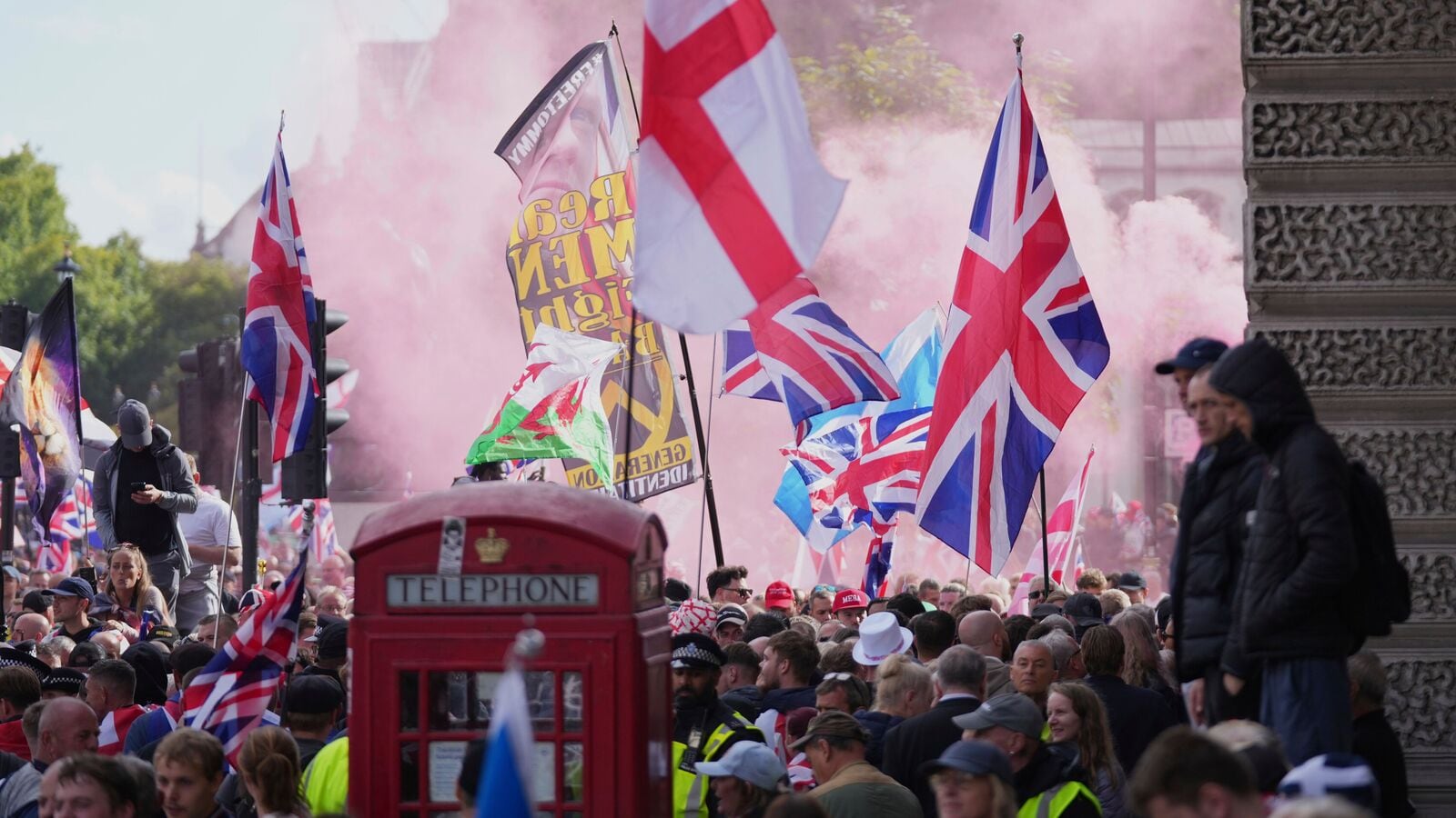25 cops injured in violent clashes during anti-immigration rally in London, several protesters arrested