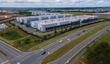 The Interplay Between IXPs and Data Centers