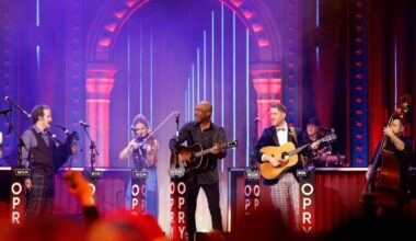 Mumford and Sons Sing 'I Will Wait' at Grand Ole Opry London Debut