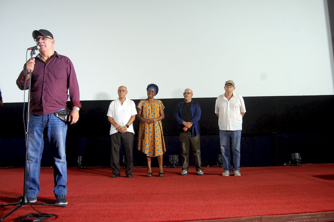 The series’ director, Alejandro Gil. Behind him, some of the series’ protagonists: Nelson Aboy, Zuleica Romay, Osvaldo Doimeadiós and Silvio Rodríguez. Photo: AMD.