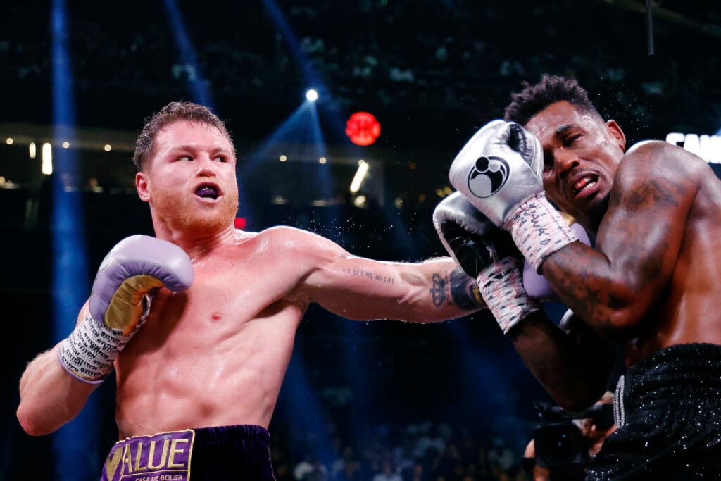 Canelo Alvarez lands stiff left hand on Jermell Charlo