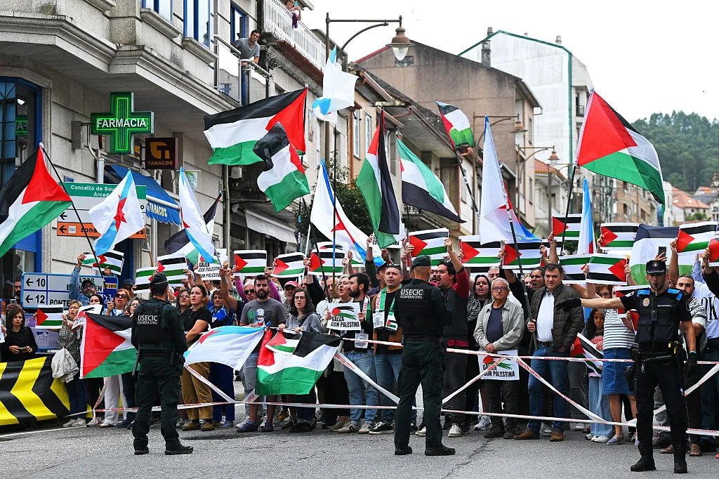 Pro-Palestinian protesters prior to stage at La Vuelta.