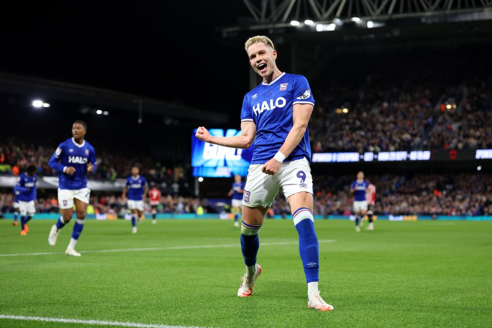 IPSWICH, ENGLAND - SEPTEMBER 12: George Hirst of Ipswich Town celebrates scoring his team's third goal during the Sky Bet Championship match between Ipswich Town and Sheffield United at Portman Road on September 12, 2025 in Ipswich, England. (Photo by Justin Setterfield/Getty Images)