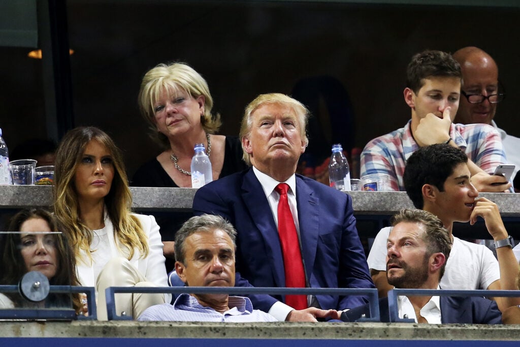 Donald Trump watches Venus Williams play Serena Williams at the 2015 US Open