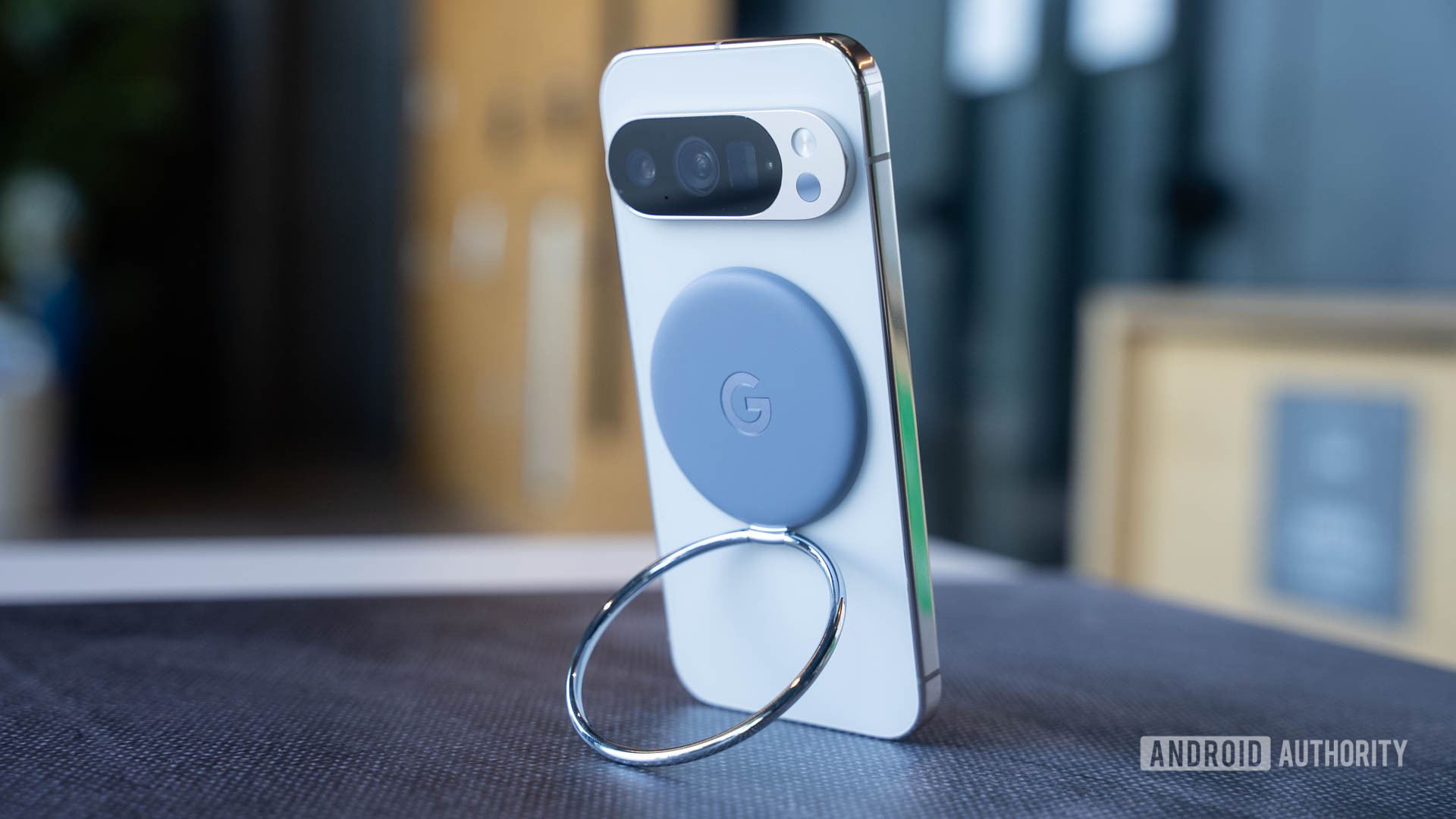Google Pixelsnap Ring Stand attached to Pixel and standing Pixel upright