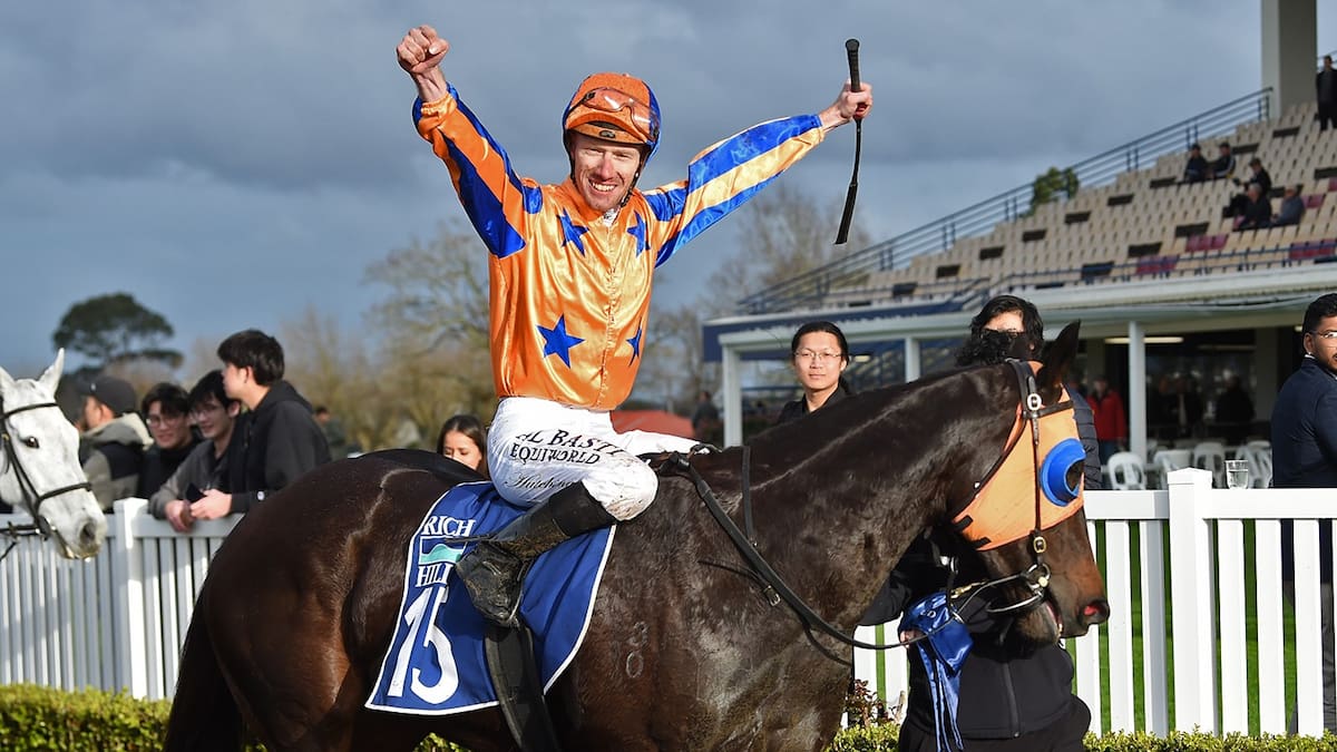 Brilliant blur of tangerine Quintessa stuns rivals in Proisir Plate