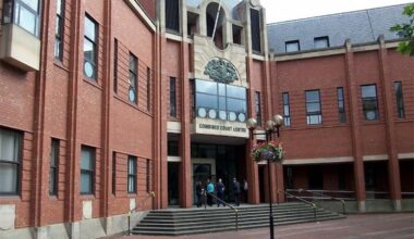 Photo of the front of Hull Combined Court Centre