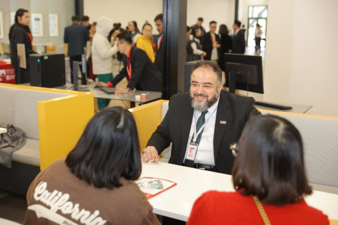 Assoc. Prof. Al-Dulaimi in a sharing section with the students. Photo courtesy of BUV