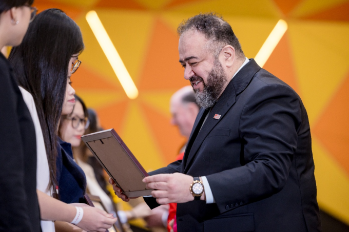 Assoc. Prof. Ali Al-Dulaimi awards scholarships to outstanding female students pursuing technology programs. Photo courtesy of BUV