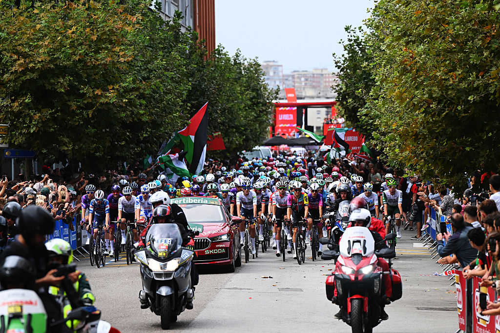 The peloton start stage 12 at the Vuelta a Espa&ntilde;a 2025