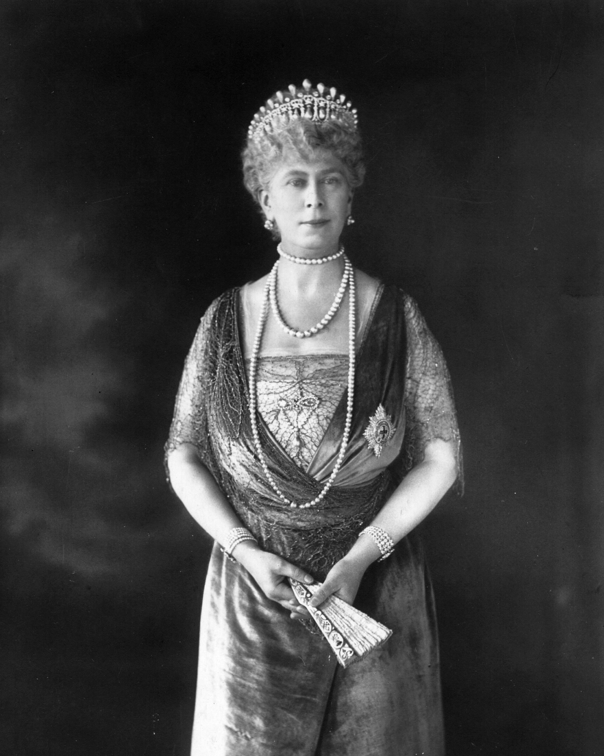 Kate Middleton’s Jewels: How The Princess of Wales Carries on a Royal Jewelry Legacy 13 Queen Mary, wife of George V, the King of England wearing the Lover's Knot Tiara