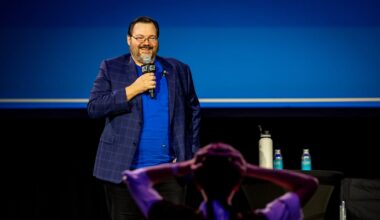 Brandon Sanderson reads from new book, talks Evermore Park at FanX – Deseret News