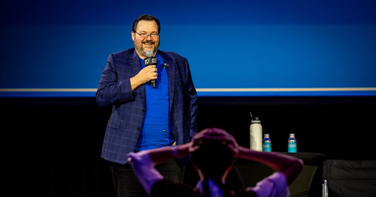 Brandon Sanderson reads from new book, talks Evermore Park at FanX – Deseret News