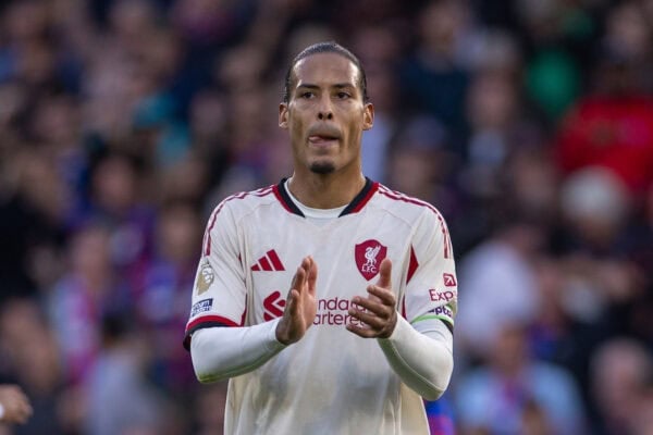 LONDON, ENGLAND - Saturday, September 27, 2025: Liverpool's Virgil van Dijk applauds the travelling supporters following his side's 2-1 defeat after the FA Premier League match between Crystal Palace FC and Liverpool FC at Selhurst Park. (Photo by David Rawcliffe/Propaganda)