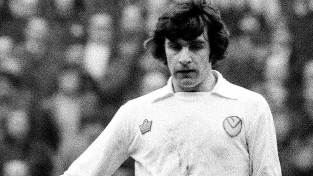 Peter Lorimer playing for Leeds