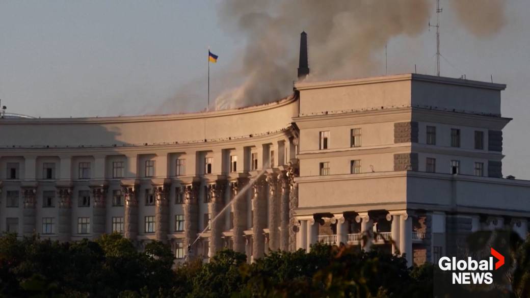 Click to play video: 'Russian air strike hits government cabinet offices in Kyiv'