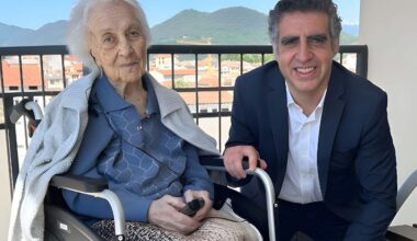 Supercentenarian María Branyas Morera, pictured with researcher Manel Esteller