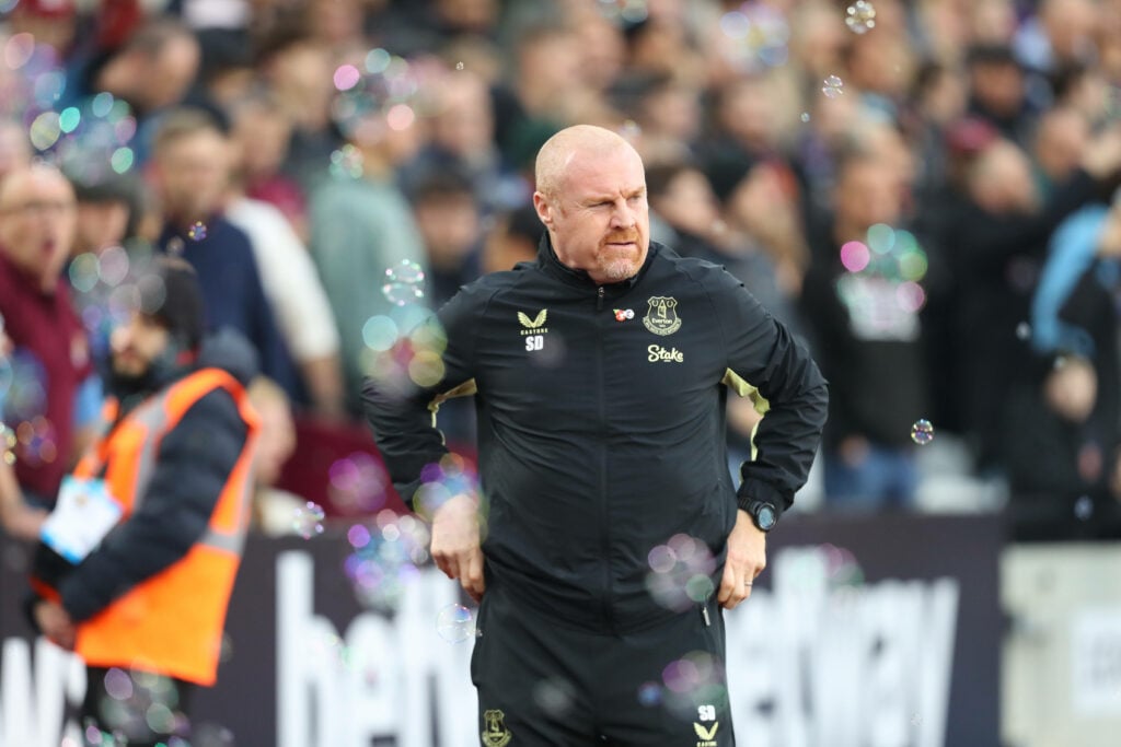 Sean Dyche managing Everton at the London Stadium