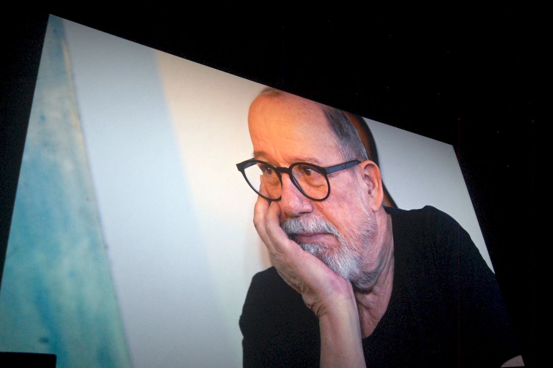 Silvio fascinated by the description of his genealogy traced through genetic studies. Still from the audiovisual. Photo: AMD.