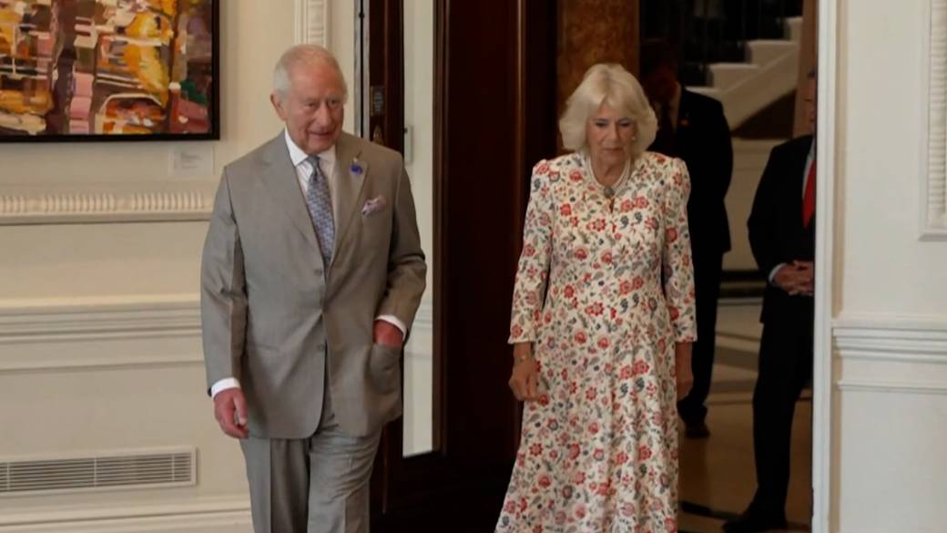 Click to play video: 'King Charles, Queen Camilla visit Canada House in London ahead of Ottawa trip'