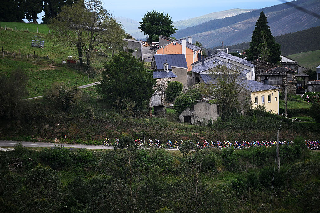 MONFORTE DE LEMOS, SPAIN - SEPTEMBER 07: A general view of the peloton passing through a landscape during the La Vuelta - 80th Tour of Spain 2025, Stage 15 a 167.8km stage from A Veiga-Vegadeo to Monforte de Lemos / #UCIWT / on September 07, 2025 in Monforte de Lemos, Spain. (Photo by Dario Belingheri/Getty Images)